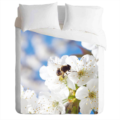 Warm and cozy fleece blanket with photo print of a bee - ideal for children's bedrooms