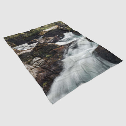 Coperta in pile leggero con stampa fotografica di una cascata di montagna - pratica e calda